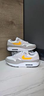 NIKE AIR MAX 1 ESS SUMMIT WHITE/UNIVERSITY GOLD MAAT 44,5, Nike air max, Wit, Nieuw, Ophalen of Verzenden
