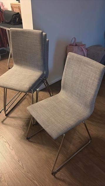 4grijze eetkamer stoelen beschikbaar voor biedingen