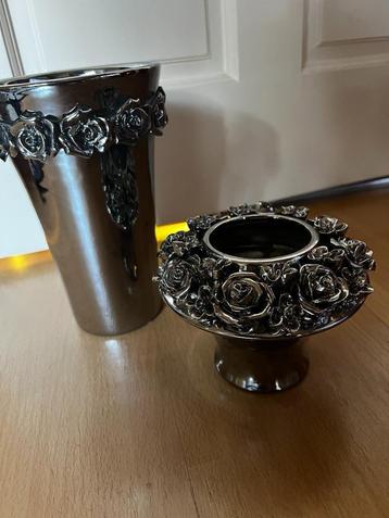 2 zilverkleurige vazen beschikbaar voor biedingen