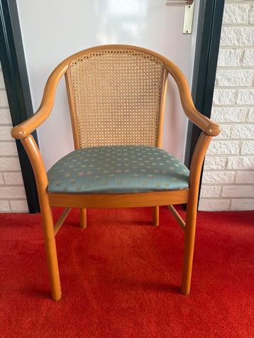 Houten stoel met rieten rugleuning beschikbaar voor biedingen