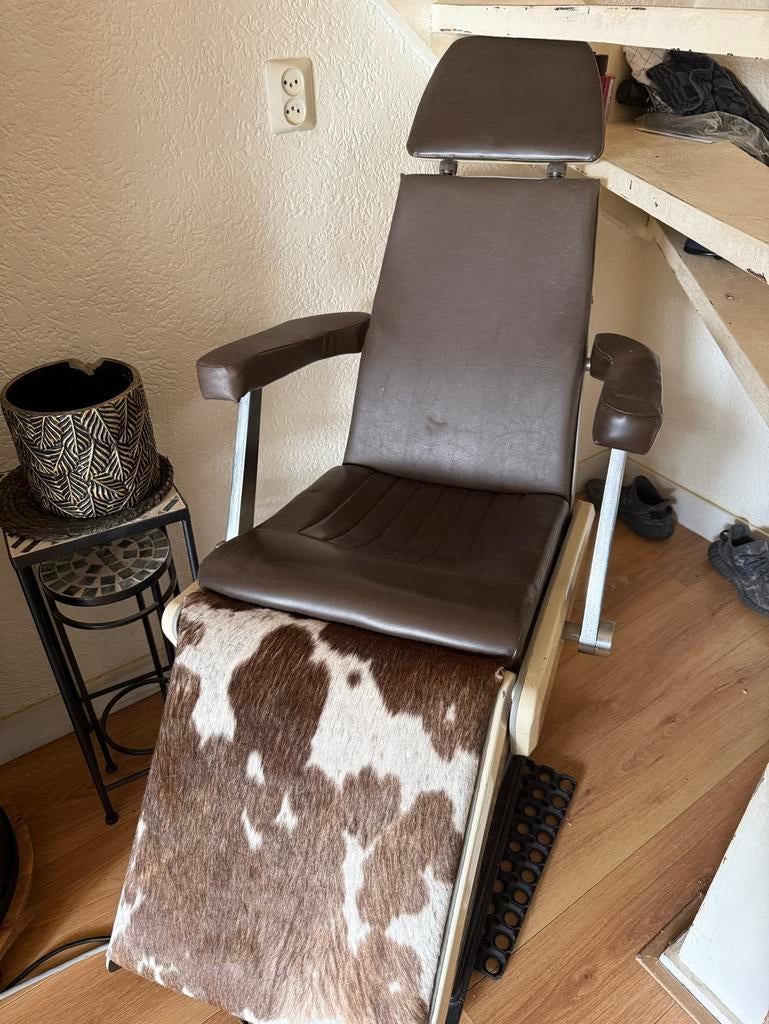 Antiek stoel elektrische tatoeëren piercen, Ophalen
