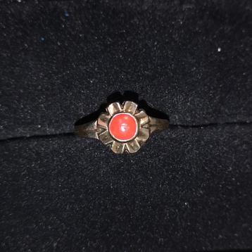 Antieke 14k Gouden (kinder) ring met bloedkoraal beschikbaar voor biedingen