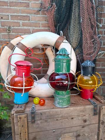 Oide antiek vintage visnet scheepslamp reddingsboei drijver beschikbaar voor biedingen