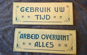 Twee moralistiche tekstborden beschikbaar voor biedingen