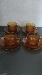Vintage kop en schotel amberkleurig glas 4x, Ophalen of Verzenden, Overige stijlen, Kop(pen) en/of Schotel(s), Glas