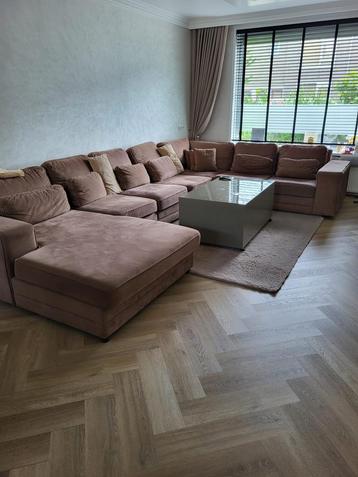 Lounge bank beschikbaar voor biedingen