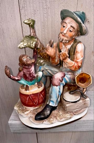 Vintage Porseleinen Muzikant met Aap Figuur beschikbaar voor biedingen