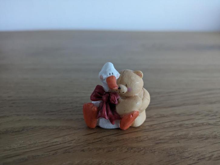 Forever Friends beeldje (beer knuffelt gans), Verzamelen, Beren en Cherished Teddies, Zo goed als nieuw, Beeldje, Forever Friends