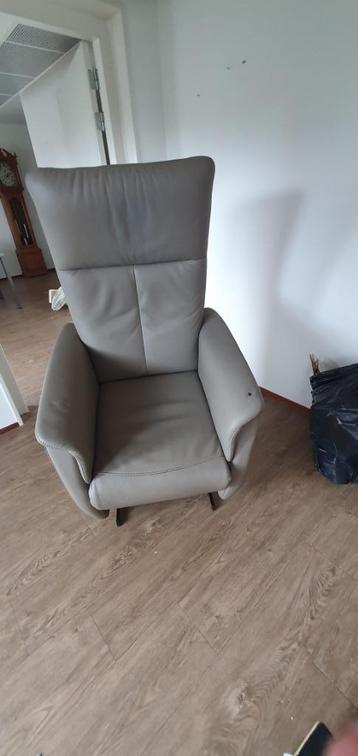 Prominent relaxstoel / sta op stoel beschikbaar voor biedingen