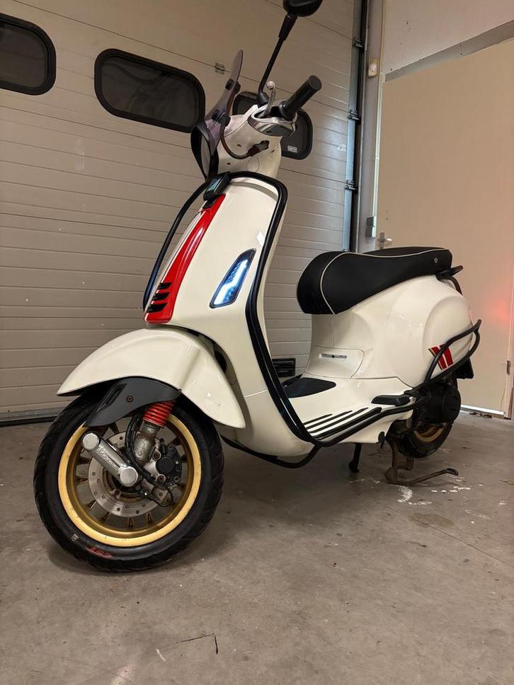 Vespa Sprint 50 Racing Sixties – 2021, Fietsen en Brommers, Scooters | Vespa, Zo goed als nieuw, Maximaal 45 km/u, Benzine, Ophalen