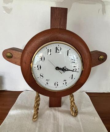 vintage wandklok of standen op hardhout  beschikbaar voor biedingen