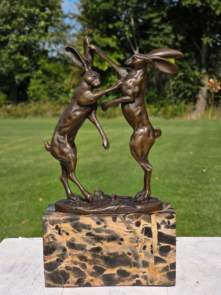 HAZEN / op marmeren voet/ bronzen beeld / rammelende hazen, Tuin en Terras, Tuinbeelden, Nieuw, Dierenbeeld, Ophalen of Verzenden