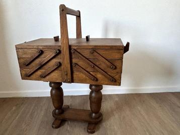 Houten naaibox beschikbaar voor biedingen