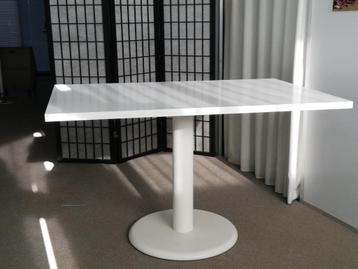 tafel op voet beschikbaar voor biedingen