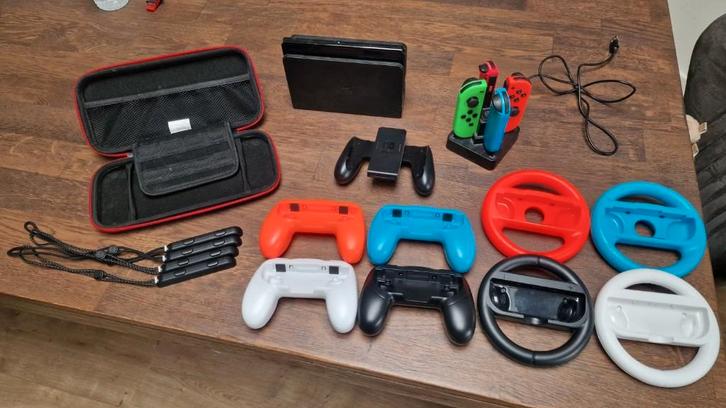 Nintendo switch OLED met Mario Kart 8 Deluxe en Accessoires, Spelcomputers en Games, Spelcomputers | Nintendo Switch, Zo goed als nieuw