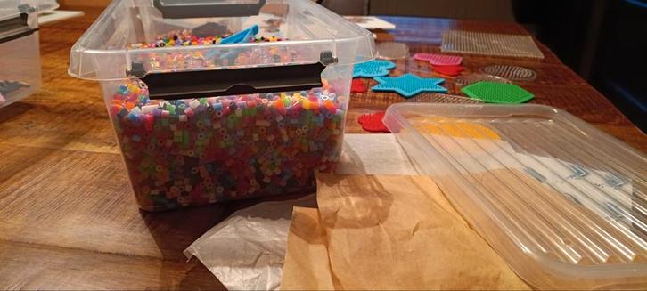 Strijkkralen set met vormen en papier (Sinterklaas tip), Hobby en Vrije tijd, Knutselen, Zo goed als nieuw, Knutselwerk, Ophalen