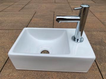Toilet wasbakje met kraan als nieuw! beschikbaar voor biedingen