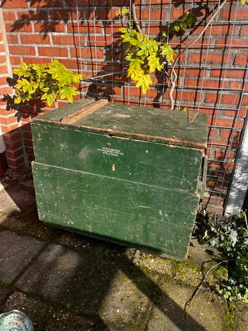 Oude houten kist. beschikbaar voor biedingen