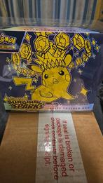 Surging Sparks ETB Pokemon Center **Gesealde Case**, Ophalen, Nieuw, Overige typen, Foil