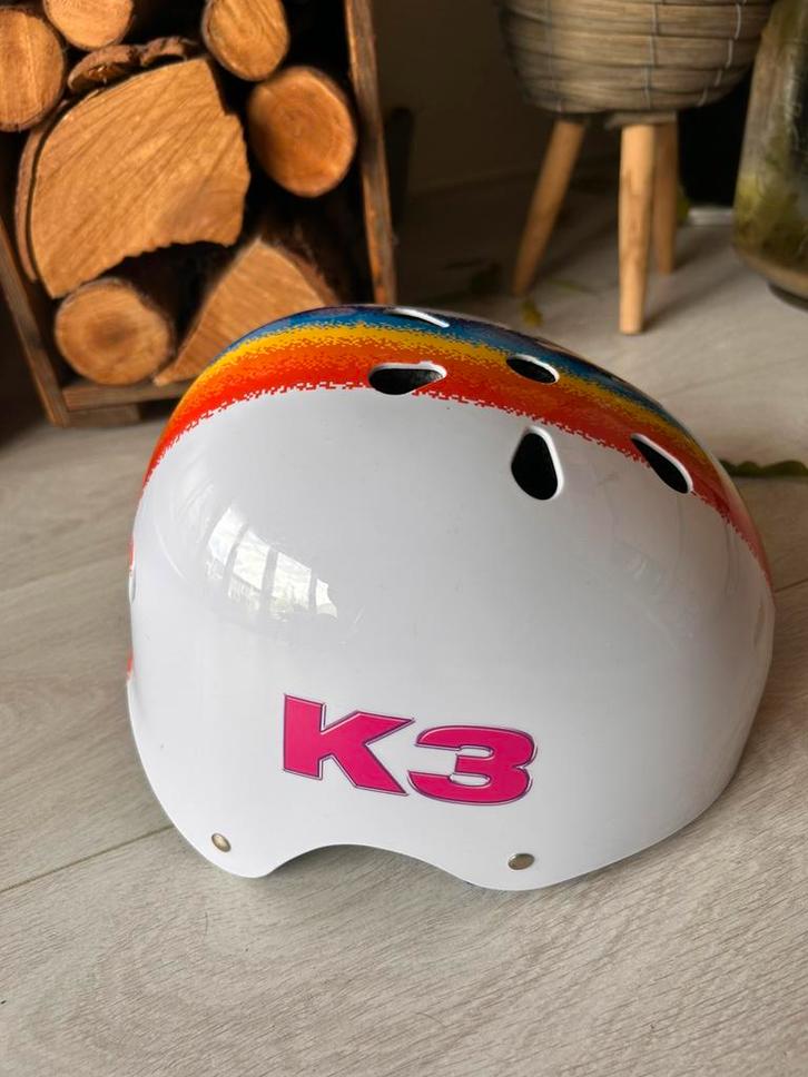 K3 regenboog helm, Fietsen en Brommers, Fietsaccessoires | Fietshelmen, Zo goed als nieuw, Ophalen