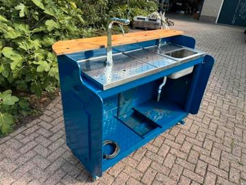 Mobiele bar met rvs blad en tap beschikbaar voor biedingen