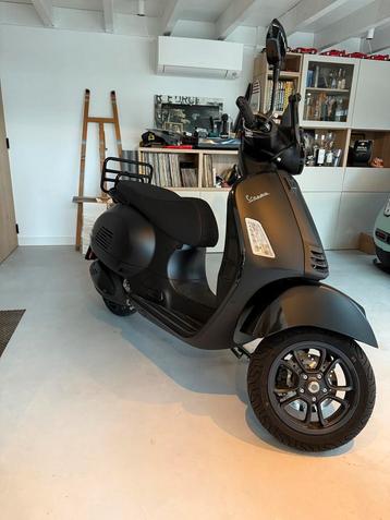 Vespa GTS 300 i Super Sport. 2024. 175 km. (€6322,- ex btw) beschikbaar voor biedingen