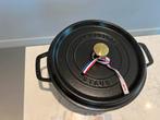 Staub La Cocotte 26cm - Nieuw in doos, Huis en Inrichting, Keuken | Potten en Pannen, Kookpan of Snelkookpan, Gietijzer, Nieuw