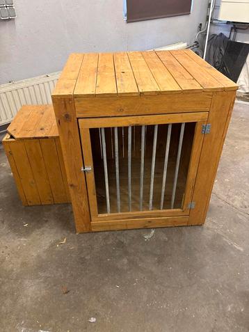 Houten hondenbenche met aparte slaapgedeelte beschikbaar voor biedingen