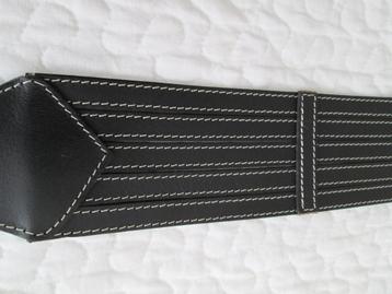 NIEUW, leren riem zwart, met stiksel, lang 90 cm, hoog 7 cm beschikbaar voor biedingen