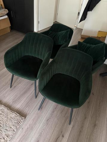 4 eetkamer stoelen beschikbaar voor biedingen