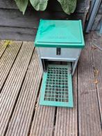 Feedomatic kippenvoer trap bak, Dieren en Toebehoren, Pluimvee | Toebehoren, Ophalen, Zo goed als nieuw, Drinken en Voederen