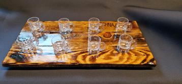 Schnaps- borrelplank met 8 schnapsglaasjes beschikbaar voor biedingen