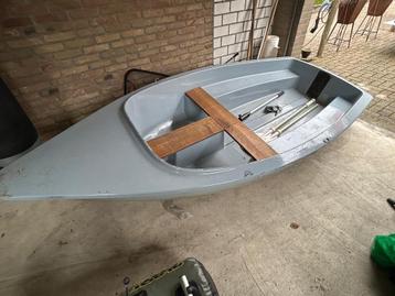 Mooie kunststof boot met 5 PK buitenboordmotor – vaarklaar! beschikbaar voor biedingen