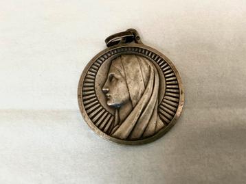 Oude zilveren medaille Maria beschikbaar voor biedingen
