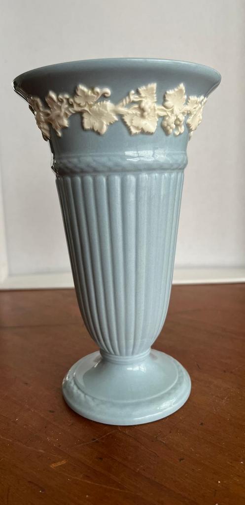 Wedgwood Embossed Queensware trompetvaas - Lichtblauw, Ophalen