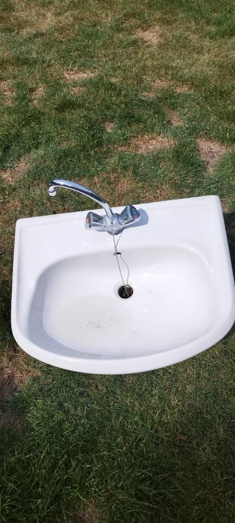 Nette wastafel met mengkraan, compleet en klaar voor gebruik, Huis en Inrichting, Badkamer | Badkamermeubels, Zo goed als nieuw
