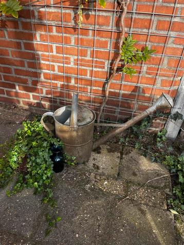 Vintage Zinken Gieter beschikbaar voor biedingen