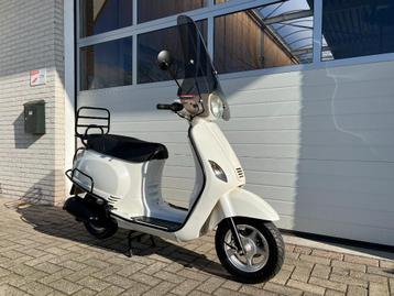 BTC Riva vespa look scooter. 45km. Wit. Full. Brom.  beschikbaar voor biedingen