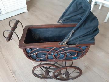 Poppenwagen, te koop voor een aannemelijk bod, op te halen. beschikbaar voor biedingen