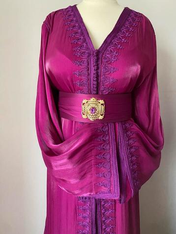 Prachtige Organza Takchita M/L met Borduurwerk beschikbaar voor biedingen