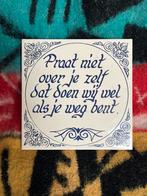 Vintage porseleinen wandtegel met Nederlandse spreuk, Antiek en Kunst, Antiek | Wandborden en Tegels, Ophalen of Verzenden