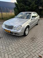 Mercedes-Benz E-Klasse 2.6 E240 Sedan AUT 2003 Grijs, Auto's, Automaat, Achterwielaandrijving, 2597 cc, 1505 kg