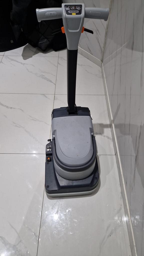 Nilfisk SC250 accu schrob-zuigmachine, Doe-het-zelf en Verbouw, Reinigingsmachines, Gebruikt, Schrobmachine, Ophalen of Verzenden