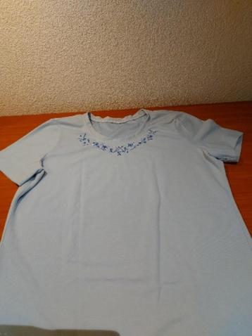 t shirt met geborduurde halslijn beschikbaar voor biedingen