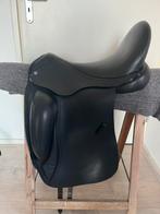 KM zadel custom 18 inch, Dieren en Toebehoren, Paarden en Pony's | Zadels, Ophalen, Zo goed als nieuw, Dressuur