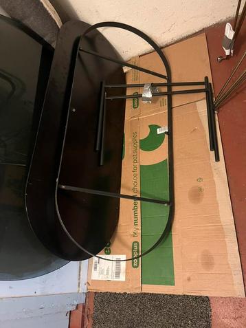 Koffietafel met glazen blad beschikbaar voor biedingen
