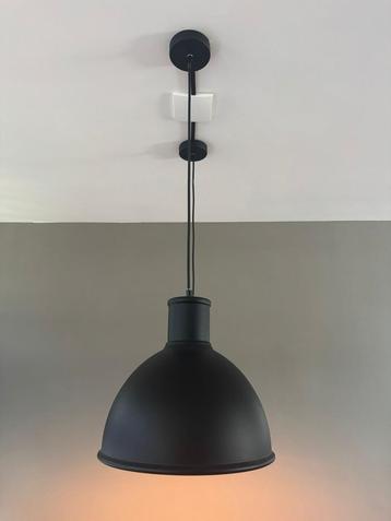 Twee zwarte hanglampen beschikbaar voor biedingen