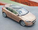 1:18 Volvo V40 2016, Kleur: Bruin metallic NIEUW!, Hobby en Vrije tijd, Modelauto's | 1:18, Overige merken, Auto, ., Nieuw
