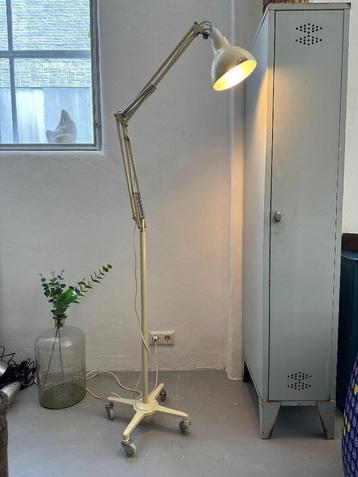 SALE: vintage design medical lamp, medische vloerlamp beschikbaar voor biedingen