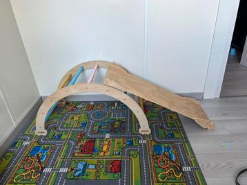 Houten klimrek (boog) met glijbaan/klimwand beschikbaar voor biedingen